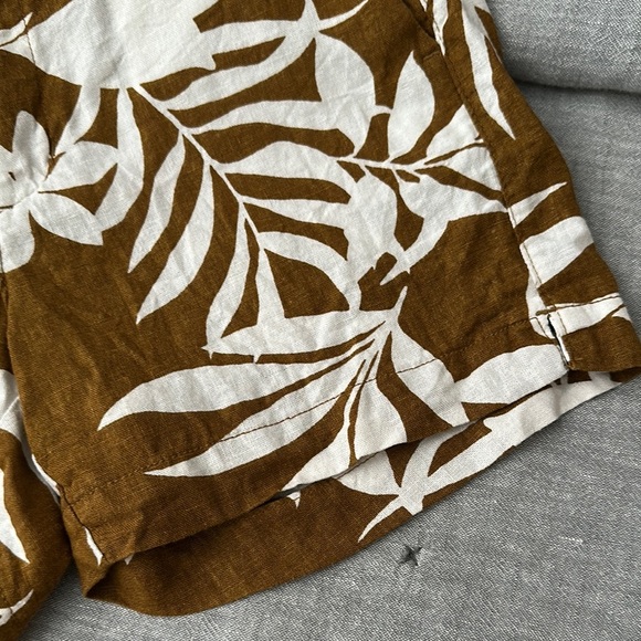 Old Navy Brown and White Bermuda Shorts with Tropical Print - Picture 7 of 13